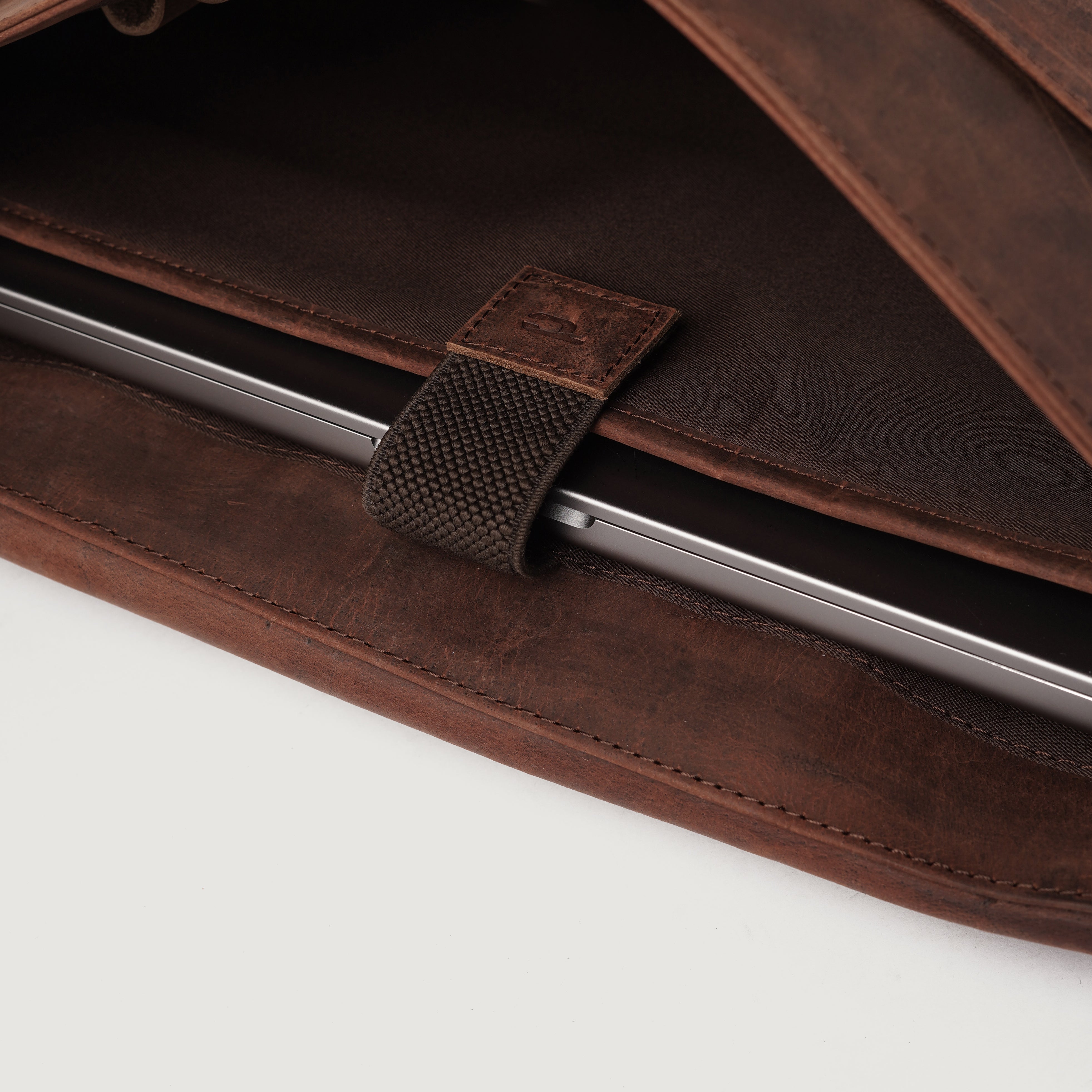 The Carismatico Vintage Distressed Brown Leather Messenger Bag